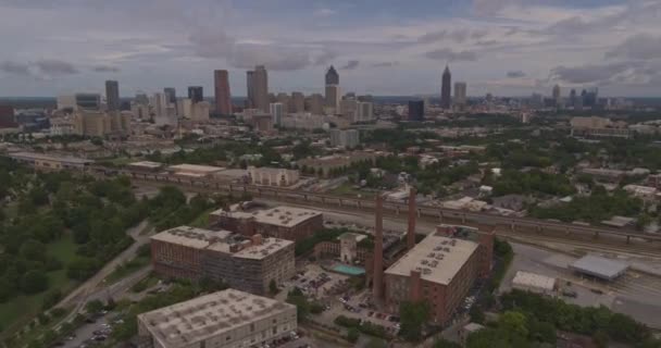 Atlanta Aerial V549 Panning Runt Och Ovanför Lägenhet Loft Komplex — Stockvideo