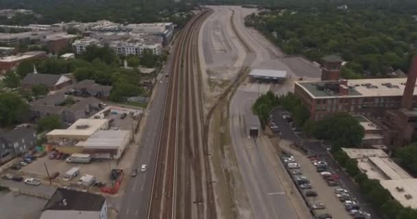 Atlanta Aerial V551 Descendo Trilhas Trem Topo Perto Lofts Algodão — Vídeo de Stock