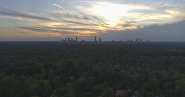 アトランタ航空V566空飛ぶドルイドヒルズゴルフコース日没と超高層ビルのスカイラインを逆見て 10月2019 — ストック動画