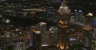 Atlanta Havacılık v572 Alçak panelli gece şehir manzaralı kuş bakışı şehir merkezinden şehir merkezine Atlantik İstasyonu ile birlikte - Ekim 2019