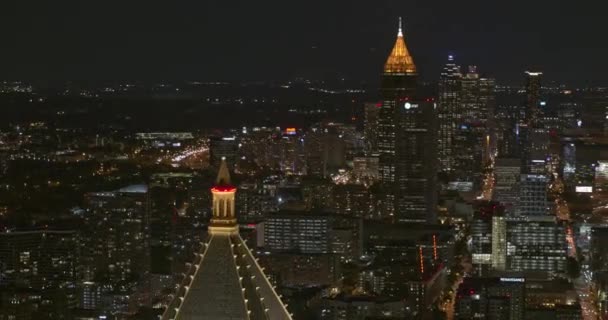 Atlanta Aerial V576 Panning Noche Centro Ciudad Desde Centro Ciudad — Vídeos de Stock