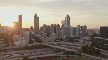 Atlanta Havalimanı v586 Gün batımı şehir manzarası Sweet Auburn 'den şehir merkezine ve ötesine uçuyor.