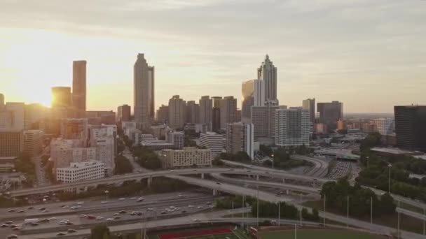 Atlanta Aerial V586 Expandiu Paisagem Urbana Entardecer Centro Cidade Voando — Vídeo de Stock