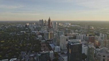 Atlanta Havacılık v589 Traversing, Midtown 'dan Old Fourth Ward ilçesine kadar bir açıyla, şehir merkezinin ufuk çizgisi şehir merkezi - Aralık 2018