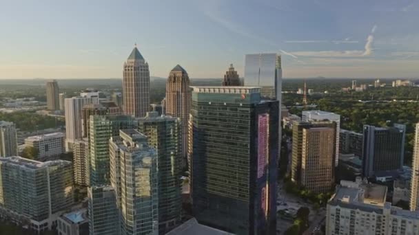 Atlanta Aerial V588 Voar Lentamente Através Paisagem Urbana Horizonte Midtown — Vídeo de Stock