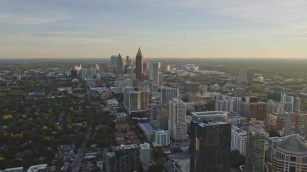 亚特兰大Aerial V589从市中心到具有市中心天际线城市景观的老第四选区的转角处穿越 2018年12月 — 图库视频影像