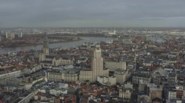 Antwerp Belçika Hava V2 şehir merkezi ve Meir üzerinde uçuyor şehir manzaralı ve Sint-Andries manzaralı - Kasım 2019