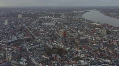 Antwerp Belçika Hava Filosu v3 Zuid, Brederode bölgeleri ve dış şehir manzaralarıyla Theaterbuurt ve Sint-Andries üzerinde uçuyor - Kasım 2019