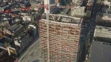 Antwerp Belçika Havacılık v17 Birdeye manzaralı inşaat halindeki kule etrafında uçuyor şehir manzaralı ve şehir manzaralı - Kasım 2019