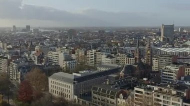 Antwerp Belçika Hava V20 Stadspark üzerinde Theaterbuurt ve şehir manzaralı alçaktan uçuyor - Kasım 2019