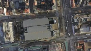 Antwerp Belçika Hava V24 dikey görüntüsü De Keyserlei caddesi, tren istasyonu ve hayvanat bahçesi üzerinde uçuyor - Kasım 2019