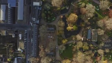 Antwerp Belçika Havacılık v25 dikey görüntüsü hayvanat bahçesi, tren istasyonu, Diamant ilçesi ve Stadspark üzerinde uçuyor - Kasım 2019