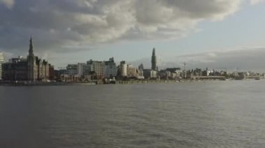 Antwerp Belçika Hava V28 Scheldt Nehri üzerinde eski kasaba merkezine doğru alçaktan uçuyor - Kasım 2019