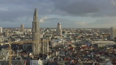 Antwerp Belçika Hava Aracı V31 eski şehir manzarası ile birlikte gün batımında uçuyor - Kasım 2019