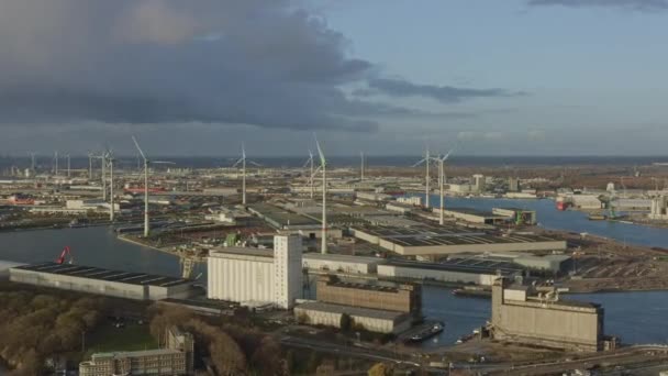 Antverpy Belgie Aerial V35 Flying Eilandje District Wind Turbines Industrial — Stock video