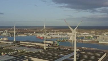 Antwerp Belçika Hava Aracı v37 Endüstriyel bölgede rüzgar türbinlerinin etrafında uçuyor - Kasım 2019