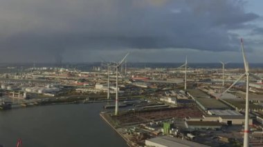 Antwerp Belçika Hava V36 Endüstriyel bölgede rüzgar türbinlerinin etrafında uçuyor - Kasım 2019