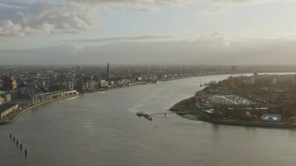 アントワープベルギー航空V39日没時の街並みの景色を望むシェルト川ドックの上を飛んで 11月2019 — ストック動画