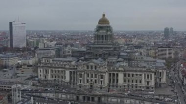 Brüksel Havayolları v11 Palais de Justice 'e doğru ve üzerinde uçuyor - Aralık 2019