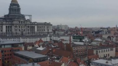 Brüksel Havayolları v15 Marollen bölgesinde alçaktan uçuyor. Palais de Justice ve şehir manzaralı. - Aralık 2019