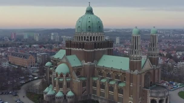 布鲁塞尔比利时航空24号班机环绕圣心建筑的柯克尔贝格大教堂飞行 2019年12月 — 图库视频影像