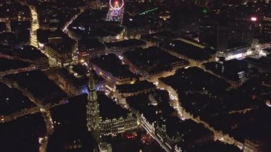 Brüksel Belçika Havacılık v32 Birdeye Manzarası alacakaranlıkta Grand Place meydanında uçuyor - Aralık 2019
