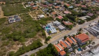 Bonaire Karayipler Hollanda Havacılık v2 Birdeye şehir manzarası havuz kenarından okyanusa doğru hiper hız - Ocak 2019