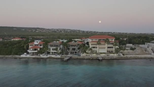 Bonaire Karayipler Hollanda Hava Aracı Okyanustan Dolunay Varken Yerleşim Bölgesine — Stok video