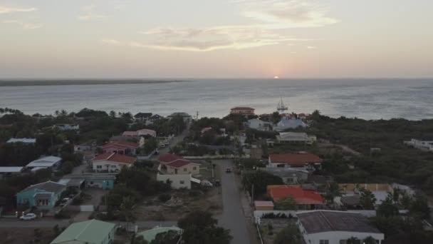 Bonaire Caribbean Netherlands Aerial Κατεβαίνοντας Προς Τον Ωκεανό Και Ιστιοφόρο — Αρχείο Βίντεο