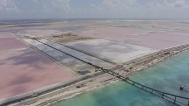 Bonaire Karayip Hollanda Hava Aracı V37 Cargill Tuz Fabrikaları ve tuz göletlerinden yukarı ve uzağa taşınıyor - Ocak 2019