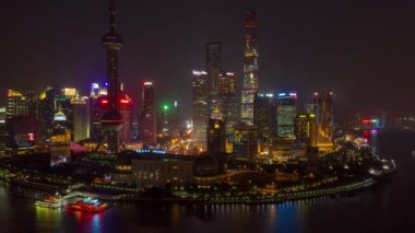 Şangay Çin Hava Aracı v45 Hiperlapse gece deniz kenarında trafik manzarası ile uçuyor - Ekim 2018