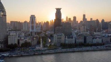 Şangay Çin Hava Aracı v46 Huangpu nehri üzerinde alçaktan uçuyor ve kıyı şeridi ve güneş ışığı görünüyor, yayalar - Ekim 2018