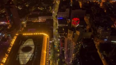 Shanghai China Aerial v49 Hyperlapse geceleyin, Birdseye view 'e dikey olarak nehri geçerek finans bölgesine bakıyor - Ekim 2018