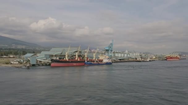 Vancouver Canada Aerial V26 Lågsiktad Panorering Industriella Sjöfartsterminal Med Stadslandskap — Stockvideo