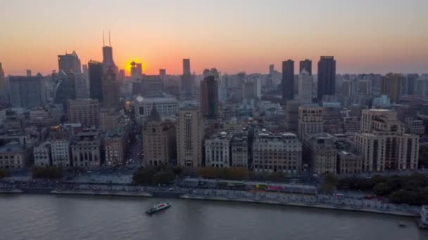 2018年10月空降第47期 在黄浦江上空低空飞行 背景为日落的滨水景观 — 图库视频影像
