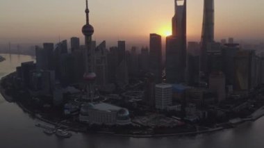 Şangay Çin Hava Aracı v71 Pudong rıhtım bölgesinin yavaş çekim yapan kuş gözü gün doğumunda - Ekim 2018