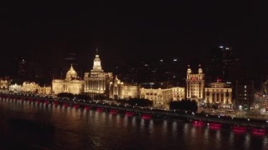 Şangay Çin hava aracı v70 Bund rıhtımının alçak kuş bakışı görüntüsü gece, ışıklar kapanıyor - Ekim 2018