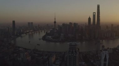 Şangay Çin Hava aracı v76 Pudong rıhtımının yavaş dönen kuş gözü ve ötesine doğru gün doğumuna doğru bakıyor - Ekim 2018