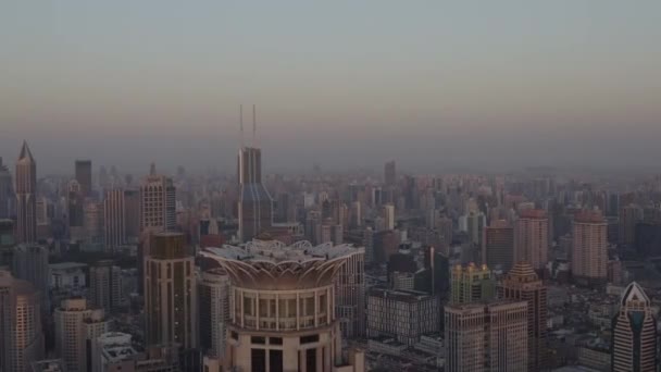 Shanghai Kina Flygfoto V74 Panning Stadsbild Från Huangpu Tittar Västerut — Stockvideo