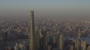 Shanghai China Havacılık v82 Gün doğumunun kuş bakışı Pudong gökdelenlerine doğru uçuyor - Ekim 2018