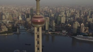 Shanghai China Havayolları V85 Cityscape Manzarası Pearl Tower ile kuzeybatıya uçuyor - Ekim 2018