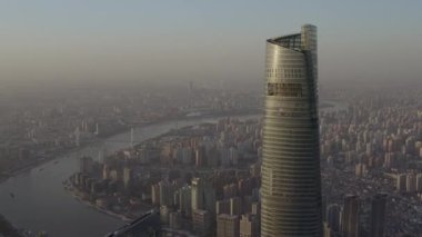 Shanghai China Aerial v83 Panoramik şehir manzarası güneş doğarken Pudong gökdeleni yakınlarında ve yakınında uçuyor - Ekim 2018