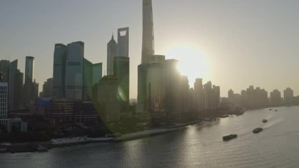 上海中国空中V86日の出に浦東の街並みを望む黄浦川の上を低飛行 10月2018 — ストック動画