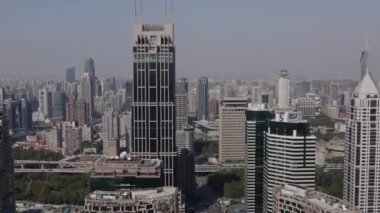 Şangay Çin Havayolları V96 Pudong kıyısı yönünde dönen yüksek binalar arasında geziniyor - Ekim 2018