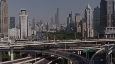 Shanghai China Havayolları v102 Kuzey Güney Yükseltilmiş Yolu 'nun uçan yolu Pudong Iconic Skyline' a bakıyor - Ekim 2018