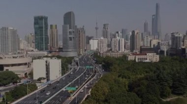 Shanghai China Havayolları V104 Kuzey Güney Yükseltilmiş Yolu 'nun ters istikametinde Pudong siluetinden geriye doğru hareket ediyor - Ekim 2018