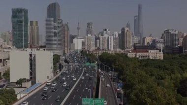 Şangay Çin Hava Yolları v103 Kuzey Güney Yükseltilmiş Yolu 'nu takip ederken Pudong Manzarası' na doğru yükseliyor ve hareket ediyor - Ekim 2018