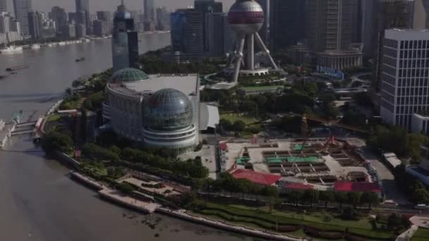 Shanghai China Aerial V94 Panning Birdseye Pudong Waterfront 상징적 건물과 — 비디오
