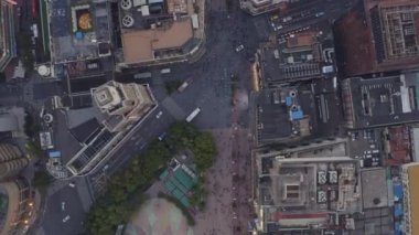 Şangay Çin Hava Yolu - 114 dikey şehir manzarası ikonik Nanjing Yayası sokağı - Ekim 2018
