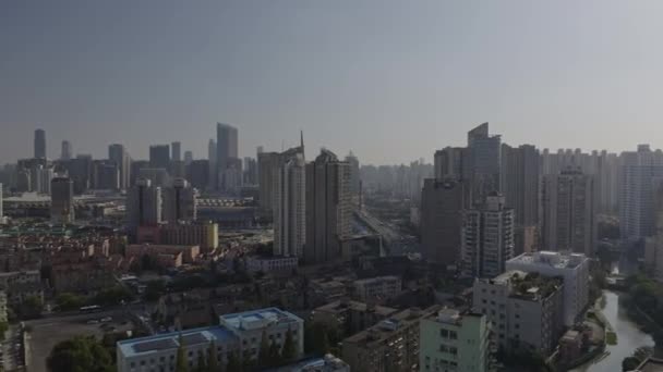 上海航太120高 低倾角城市景观 靠近桥 飞越水面 2018年10月 — 图库视频影像